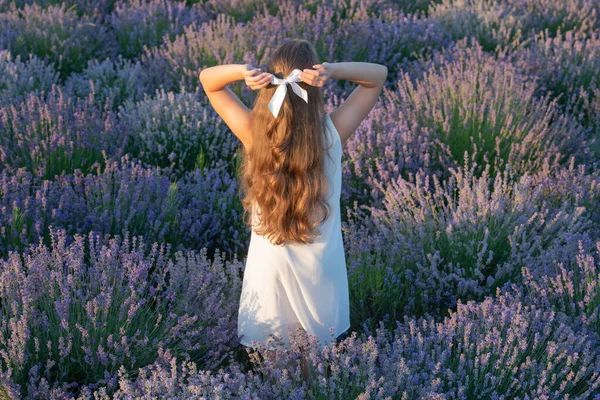 Teenie Mädchen Lavendelfeld Mit Lockigem Haar Teenager Mädchen Lavendel Provence — Stockfoto