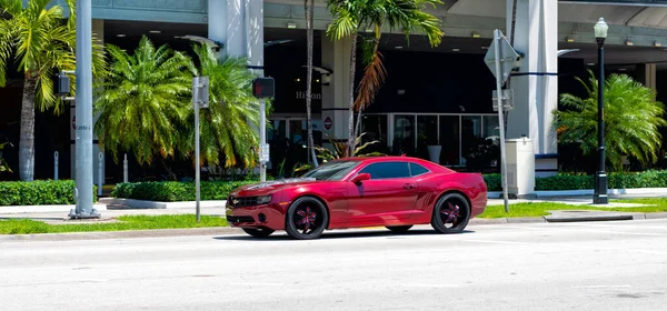 Miami Beach Florida Usa April 2021 Red Chevrolet Camaro Road — Stock Photo, Image