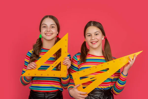 Szczęśliwy Szkoła Dziewczyny Trzymać Narzędzie Matematyczne Trójkąta — Zdjęcie stockowe