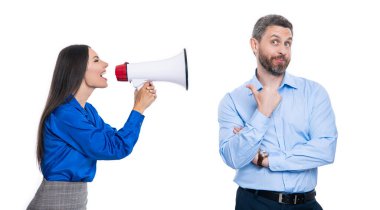 Hoparlörleri beyaz olan iş adamları, başparmağınızı kaldırın. Stüdyoda hoparlörleri olan iş adamları. Arka planda hoparlörleri olan iş adamları. Hoparlörlü iş adamlarının fotoğrafı.
