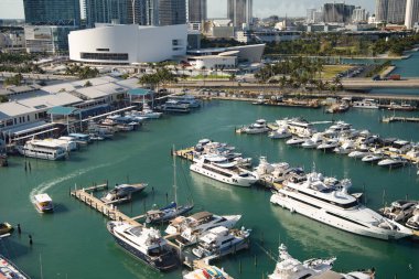 Miami Beach, Florida USA - 23 Mart 2021: Yat limanındaki lüks tekneler.