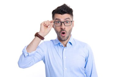 Gözlüklü, beyaz arka planda izole edilmiş bir adam. Stüdyoda göz takan bir adam hayrete düştü. Hayret verici erkek gözlüğü gözlüğü. Gözlüklü, şaşkın adamın fotoğrafı..