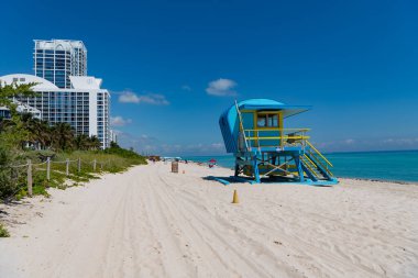 Miami, Florida ABD - 20 Mart 2021: Miami sahilinde yaz tatilinde Miami sahilinde cankurtaran kulesi.