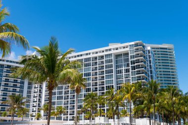 Miami şehir merkezindeki gökdelen cephesi mimarisi. Gökdelen cephesi mimarisinin fotoğrafı. Miami 'deki gökdelen cephesi mimarisi. Florida 'daki gökdelen cephesi mimarisi.