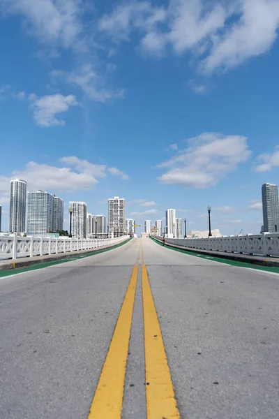 Carretera Con Línea Divisoria Vista Sobre Rascacielos Florida — Foto de Stock