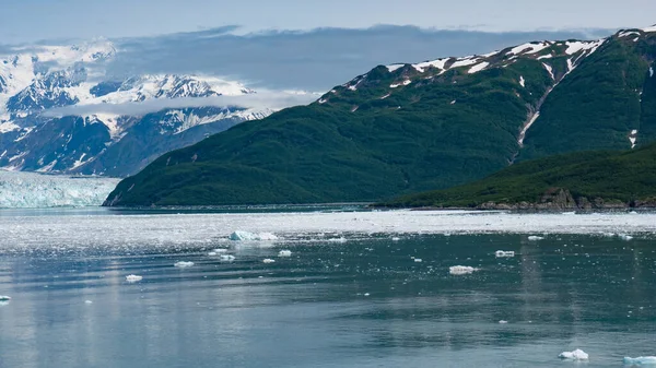 氷の海と山の風景 アラスカのハバード氷河の性質 緑と雪の山の斜面の自然 氷河湾の自然 山の海岸自然高山の風景 — ストック写真