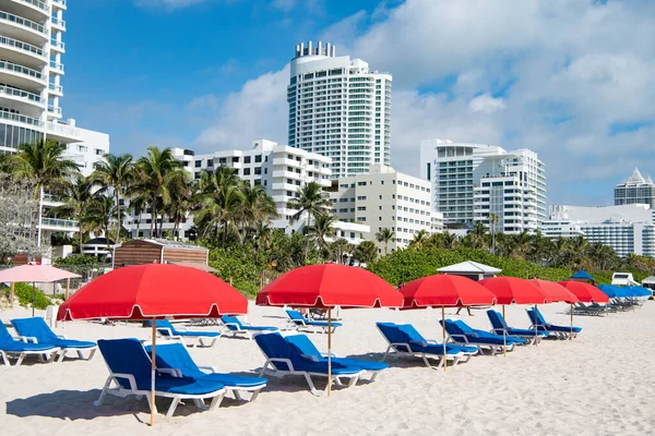 Playa Miami Con Tumbonas Sombrillas Para Las Vacaciones Verano — Foto de Stock