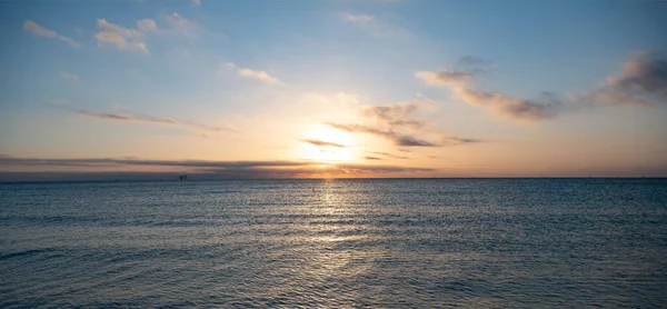 Schöne Abendhimmel Mit Meerwasser Sommerstrand — Stockfoto