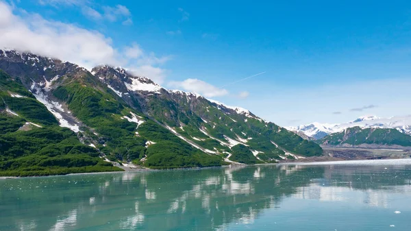 氷河湾の絵のような自然 山の海岸の自然景観 米国アラスカ州のハバード氷河の性質 雪の山の峰と緑の山の斜面での風景氷河氷の海の自然 ストックフォト