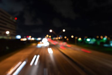 Bulanık gece yolu. Odaklanamadığı gece yolunun fotoğrafı. Gece yolu ve cadde ayrışmış. gece yolu odaklanmış arka plan.