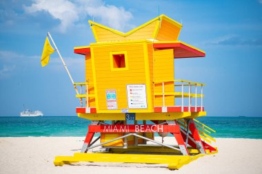 Miami sahilinde sarı cankurtaran. Yazın Miami sahilinde cankurtaran. Miami plaj tatilinde cankurtaran. Miami sahilindeki cankurtaranın fotoğrafı..