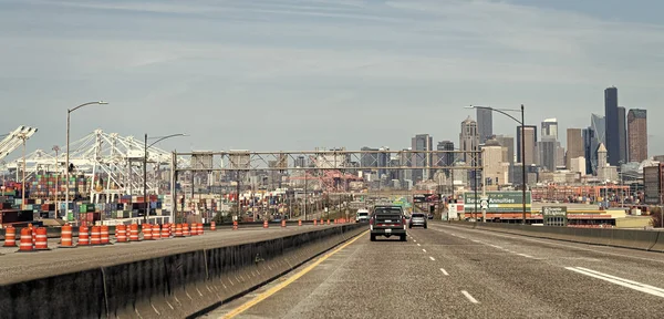 ワシントンD アメリカ 2021年4月6日シアトルの高層ビルを望む高速道路 — ストック写真