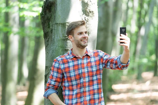 Sonriente Blogger Hombre Tomar Selfie Teléfono Inteligente Foto Del Hombre — Foto de Stock