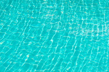 Karayipler 'de yaz havuzu suyu geçmişi. Yaz havuzu arka planının fotoğrafı. Yaz havuzu su arka planı. yaz havuzu su arka planında dalgalanmalar.