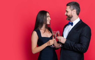 Çiftler tezahürat yapıyor ve stüdyoda kutluyorlar, Banner. Çiftler tezahürat yapıyor ve arka planda kutluyor. Çiftin kutlama fotoğrafı ve şampanyayla kutlama. Çiftler alkışlıyor ve kırmızıda yalnız kutluyorlar..