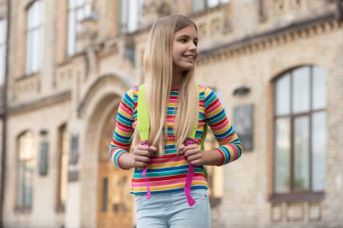 Genç liseli kız. Sırt çantalı liseli kız. Açık havada liseli bir kız. Genç bir kızın fotoğrafı..