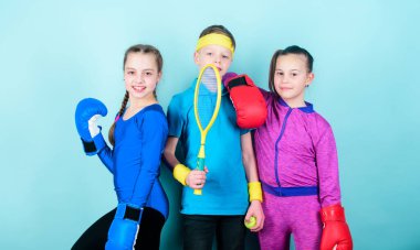 Mücadele tarihi. Boks eldivenleri Tenis raket ve top ile mutlu çocuk. Fitness enerji sağlık. Delme nakavt. Takım spor başarı. küçük kızlar boksör ve spor giyim çocuk egzersiz.