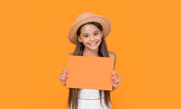 Fröhliches Teenagerkind Mit Kopierraum Auf Orangefarbenem Papier Auf Gelbem Hintergrund — Stockfoto