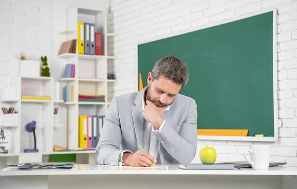 黒板の教室で忙しい学校の先生 — ストック写真