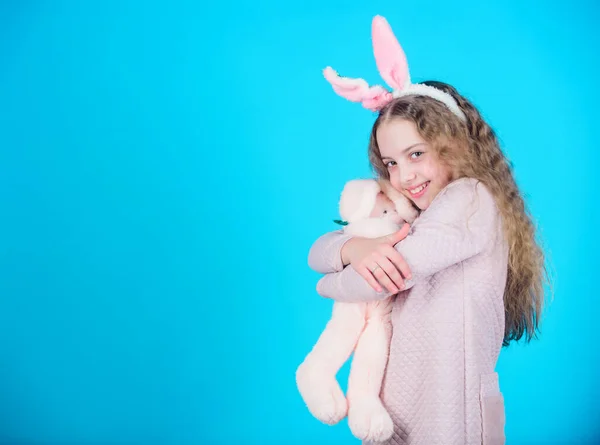 Bunny Meisje Met Leuk Speelgoed Blauwe Achtergrond Lachende Spelen Bunny — Stockfoto
