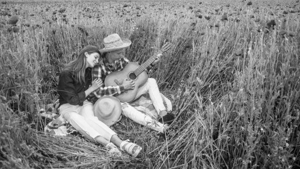 永远的爱和吉他结合在一起罂粟花田里的男男女女 幸福的家庭乡村音乐 春天的自然美景 爱情和浪漫 恋爱关系 — 图库照片