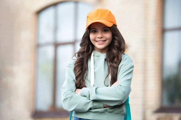 Sokaklarda Sıradan Bir Genç Kız Çocukluğu Geçirdiği Için Mutlu Şapkalı — Stok fotoğraf
