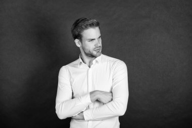 Siyah arkaplanda kendine güvenen yönetici ofis çalışanı.