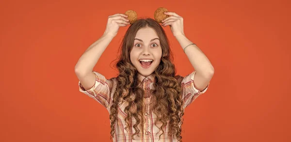 Amazed Teen Girl Oatmeal Cookies Orange Background — Stockfoto