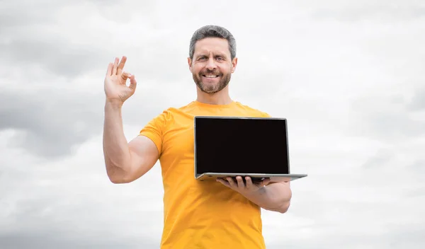Man Presenting Laptop Sky Background Copy Space — Fotografia de Stock