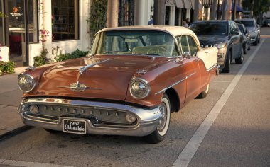 Palm Beach, Florida USA - 22 Mart 2021: 1957 Palm Beach yolundaki araba. yan görünüm.