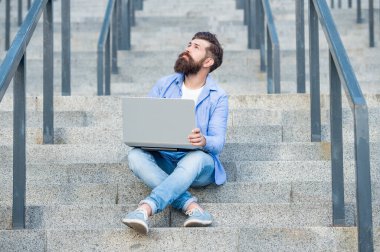 Düşünen adamın bilgisayarında çevrimiçi video bağlantısı var. Adamın dışarıda online video iletişimi var. Adamın dışarıda çevrimiçi video bağlantısı var. Adamın merdivenlerde online video bağlantısı var..