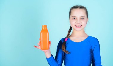 Mutlu çocuk sporcu. Fitness ve diyet. Enerji. Genç kızın spor salonunda egzersiz yaptıktan sonra rahatlayın. Başarı. Çocukluk aktivitesi. Spor ve sağlık. Küçük kız şişeden su içer. Sadece mutlu. kopyalama alanı.