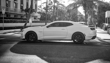 Palm Beach, Florida USA - 22 Mart 2021 Palm Beach 'te Chevrolet Camaro arabası. yan görünüm.