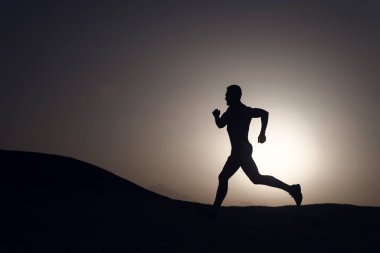 adam siluet, dağ, spor ve Rekreasyon, gelecek ve başarı, insan ve doğa, hız ve sağlıklı yaşam, günbatımı ateşli gökyüzü arka plan üzerinde çalışan adam alanı Kopyala