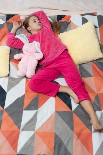 Genç Kız Uyku Saatinde Uyur Genç Kız Rahat Bir Yatakta — Stok fotoğraf