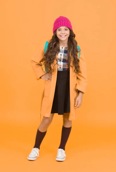Gençlik Modası Küçük Zarif Kız Örgü Şapka Takıyor Günlük Yaşam — Stok fotoğraf