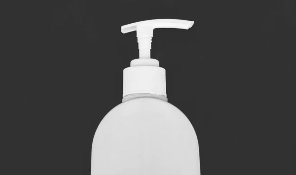 粉红背景的护肤美容品 卫生洁具 介绍肥皂配药产品 无牌清洁剂瓶子广告 日常习惯和个人护理 — 图库照片