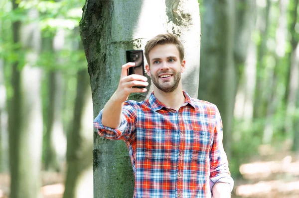 Uomo Blogger Prendere Selfie All Aperto Uomo Blogger Scattare Selfie — Foto Stock