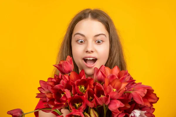 Verrast Kind Houden Lente Tulp Bloemen Gele Achtergrond — Stockfoto