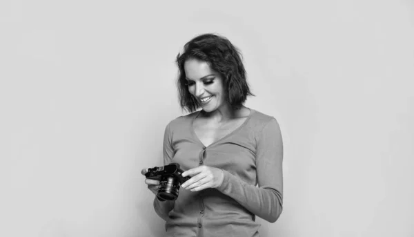 Kamera Ekranına Bakan Mutlu Fotoğrafçı Kız Bej Arka Plan Fotoğrafçılık — Stok fotoğraf