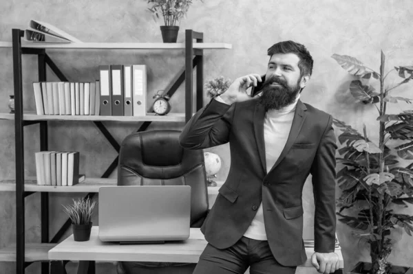 Счастливый Человек Костюме Разговаривает Мобильному Телефону Сидя Столом Офиса Сотовый — стоковое фото