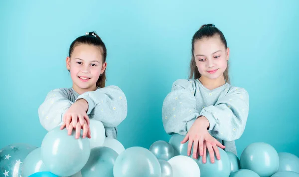 Έχοντας Διασκέδαση Έννοια Μπαλόνι Θεματικό Πάρτυ Κορίτσια Καλύτεροι Φίλοι Κοντά — Φωτογραφία Αρχείου