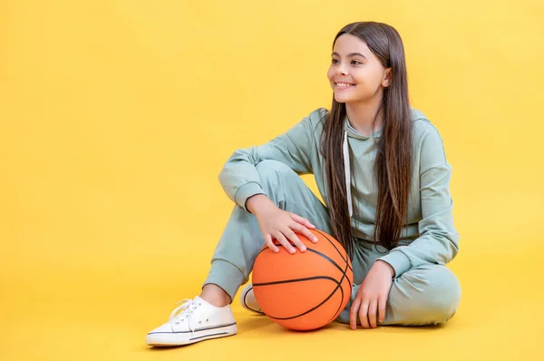 Έφηβη Μπασκετμπολίστας Κίτρινο Πανό Έφηβη Μπασκετμπολίστας Στο Στούντιο Έφηβη Μπασκετμπολίστας — Φωτογραφία Αρχείου