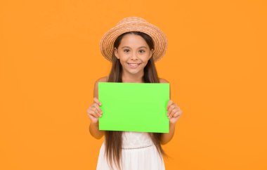 Etkili reklam. Parlak bir reklam. Katıl. Çocuk gezgin. Yaz satışları. Küçük mutlu kız poster fotokopi alanını tutuyor. Tatil zamanı. Kız hasır şapka. Reklam konsepti. Turizmin tanıtımı.