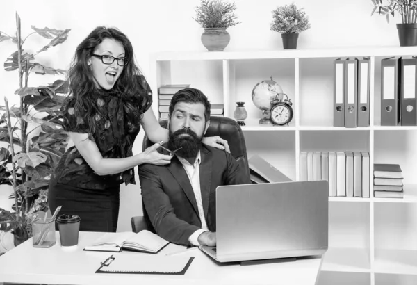 Приведіть Перукаря Вашого Офісу Хитрий Дівчина Ножицями Ріже Бороду Бородатому — стокове фото