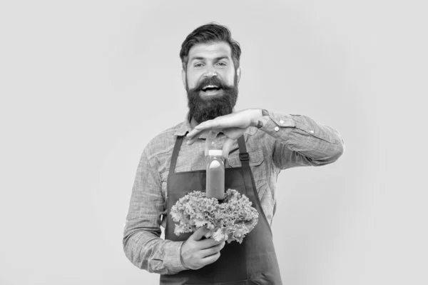 Šťastný Muž Zástěře Držení Čerstvého Listového Salátu Držení Džus Láhev — Stock fotografie