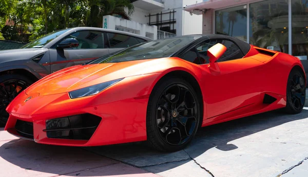 로스앤젤레스 2021 오렌지 람보르기니어 Lamborghini Aventador 로스앤젤레스의 야외에 앞모습 — 스톡 사진