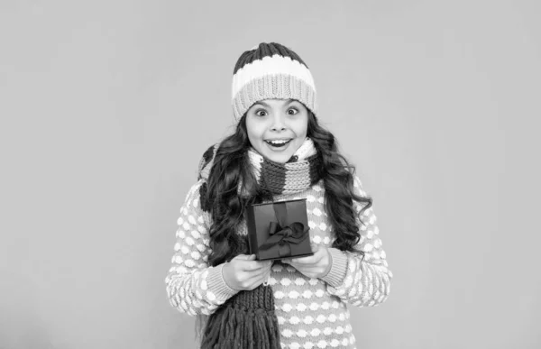 Criança Maravilhada Tricô Hold Box Miúdo Com Presente Menina Adolescente — Fotografia de Stock
