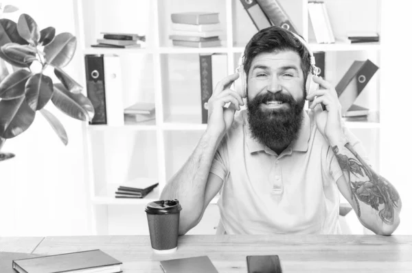 Счастливый Человек Слушает Музыку Наушниках Офисе — стоковое фото