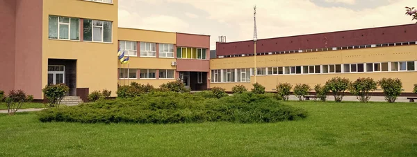 Okulun Mimarisi Bahçenin Dışında Yeşil Alanı Kampüsü Var — Stok fotoğraf